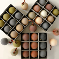 Nouvelles Boules Décoratives de Noël en Caoutchouc Floqué Luxe Léger 8cm – Ensemble de Décorations Festives pour la Maison