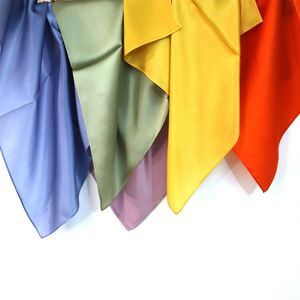 ผ้าไหมเล่นกีฬา สีสันสดใส 100% ผ้าไหม เป็นมิตรกับสิ่งแวดล้อม ปลอดภัยสำหรับเด็ก ผ้าพันคอผืนเล็ก - Product Image 1