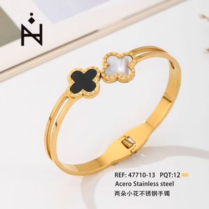 Bracciale in Acciaio Inossidabile con Due Piccoli Fiori, Tono Dorato, Regolabile - Product Image 3