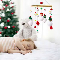 Jouet musical en bois de Noël pour bébé, clochettes de lit apaisantes, suspendu à la poussette, avec père Noël et hochets, mobile musical pour bébé