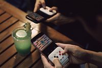 Manette de jeu mobile 8Bitdo FlipPad pour iPhone et Android, style Flip, USB-C Plug & Play, vertical, format poche, noir/blanc, vente au détail