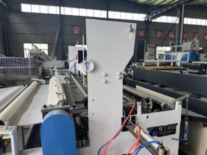 Double gaufrage Machine automatique de fabrication de papier de seconde main avec fonction de chute de noyau de papier hygiénique - Product Image 3