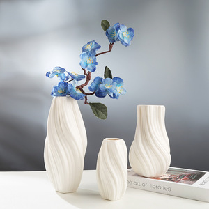 Vase en céramique courbé créatif Qianrui, ornement non poli, style moderne simple nordique, formes 3D, vase décoratif pour la décoration du salon - Product Image 6