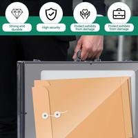 Vitrine en aluminium sur mesure pour collectionneurs de cartes, avec insert en mousse découpée et loquet verrouillable avec fenêtre en acrylique transparente