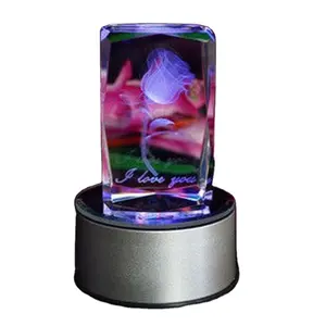 Hermosa rosa de cristal láser 3D cubo con luz LED, recuerdo de cristal