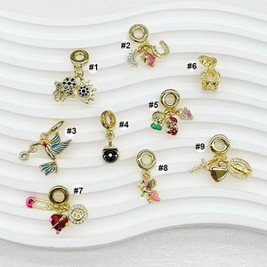 Perles breloques pendantes CZ9463 plaquées or avec motifs fer à cheval, yeux porte-bonheur, main de Hamsa, <span class=keywords><strong>licorne</strong></span>, couronne, colibris émaillés, Vierge Marie et croix - Product Image 3