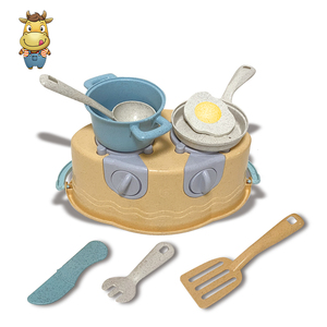 Ensemble de jeu de cuisine pour enfants 8 pièces en paille de blé et PP : cuisinière à gaz, casseroles, poêles, cuillère, couteau, fourchette, spatule et ustensile à œufs - Product Image 1