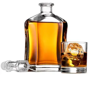 定制玻璃伏特加威士忌酒瓶，带有坚固的蒸馏饮料底座，由伏特加酒瓶公司制造
