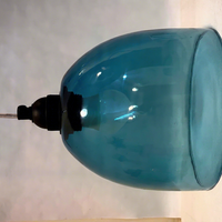 Luminaire suspendu moderne en verre soufflé à la main, abat-jour en verre en forme de dôme lisse avec une teinte turquoise intense, éclat d'ambiance contemporain.