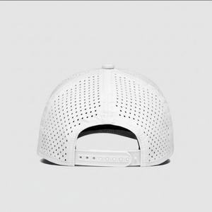 Gorras Deportivas Personalizadas de Secado Rápido con Logotipo de Goma Estructurada, 5 Paneles, Impermeables, con Orificios Cortados con Láser y Cierre a Presión - Product Image 4