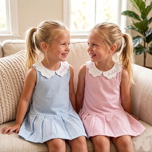 Vestito Estivo da Bambina in Maglia Rosa a Quadretti con Colletto Smerlato, Senza Maniche, con Pieghe e Ricami, Abito Casual - Product Image 1