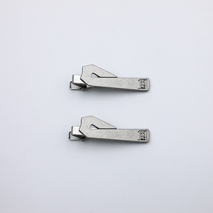 Pince à cravate haut de gamme personnalisée en alliage de zinc avec finition mate, accessoire de costume pour homme, cadeau d'affaires - Product Image 3