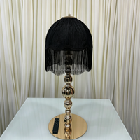 Lampe de table de luxe en gros SMOOTH avec abat-jour en tissu noir à pompons et support doré pour la décoration de mariages et de lieux événementiels