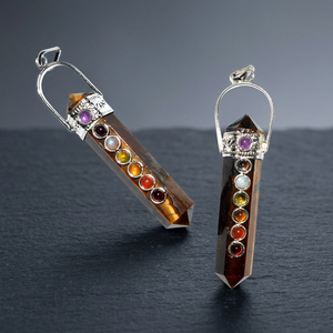 Meilleures ventes : Pendentifs sculptés en œil de tigre à double pointe, art populaire indien, bijoux en agate gravée, provenant du Gujarat - Product Image 3