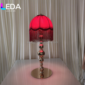 Lampe de table LEDA rétro européenne à franges victoriennes bordeaux, abat-jour en tissu à franges, support en métal doré, pièce maîtresse lumineuse pour les fêtes - Product Image 6
