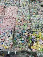 Accessoires de perles en gros pour la fabrication artisanale DIY : Perles de fleurs et de boules perlées de style industriel, avec finition scintillante fine et rose lumineuse, pour la confection de stylos perlés.