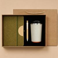 Ensemble cadeau d'affaires promotionnel de luxe avec logo personnalisé, comprenant un carnet en liège et bambou, un stylo et une tasse à café, et des infusions de thé.