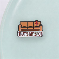 Broche émaillée 'Single That Is My Spot Sofa' avec motif canapé marron et flèche rouge, pour décoration de sac à dos