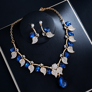 ชุดสร้อยคอและต่างหูคริสตัลหรูหราทันสมัยประดับเพชรทรงหยดน้ำ ชุบทอง ดีไซน์ใบไม้ เหมาะสำหรับงานแต่งงาน งานเลี้ยง และงานหมั้น - Product Image 3