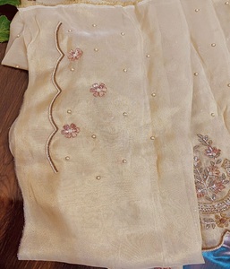 Magnifique sari en soie Zari avec bordure festonnée, travail de sequins, travail de perles et broderie Aari Kadana faite à la main pour les occasions festives - Product Image 1
