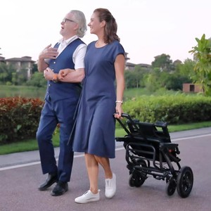 Sedia a Rotelle Manuale Pieghevole in Lega di Alluminio da 8,6 kg con Capacità di 100 kg per Assistenza Domiciliare, Disabili, Viaggi e Mobilità - Product Image 5