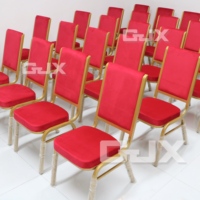 Meubles de chambre à coucher d'hôtel 5 étoiles empilables chaises de banquet de restaurant modernes en velours rouge en métal doré pour événements de fabrication d'usine