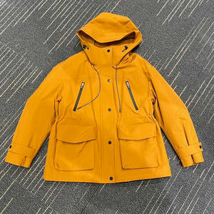 Veste technique pour homme en toile jaune personnalisée, imperméable, rembourrée de duvet, résistante à l'usure, à capuche, doudoune pour homme - Product Image 1