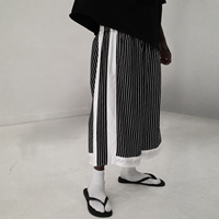 Shorts de basketball personnalisés OEM pour hommes, à rayures fines, coupe ample, longueur capri, avec ourlet contrastant, style streetwear, fournisseur de vêtements personnalisés