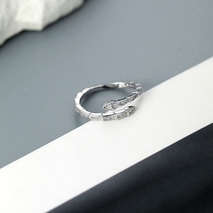 Anello in Argento T0756 con Diamante Taglio Baguette Colore G Naturale Gioiello Classico da Donna per Fidanzamento - Product Image 5