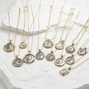 Colliers pendentifs personnalisés en acier inoxydable et bronze, style grec-romain rétro vintage, avec pièce de monnaie initiale, inaltérables - Product Image 1