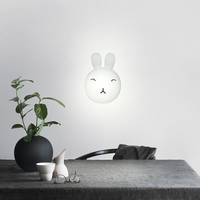 Bonita luz nocturna táctil recargable por USB en forma de corazón para habitación de niños, lámpara de pared de silicona pegajosa, decoración de pared de dibujos animados