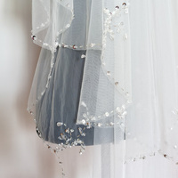 Voile de mariée en tulle ivoire fait main longueur du bout des doigts avec embellissement en strass pour les mariages et les fêtes de poule