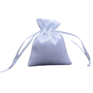 Sacs en satin blancs miniatures de 7 x 9 cm pour bijoux, bagues, boucles d'oreilles, emballage anti-poussière, sacs cadeaux en soie, vente en gros - Product Image 2