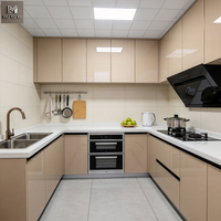 Ensemble d'armoires de cuisine modernes sur mesure, finition brillante, sans poignées, portes plates faciles à nettoyer, unités en bois, armoires de cuisine