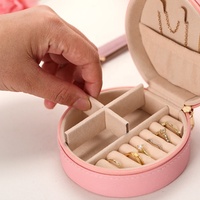 Boîte à bijoux de voyage en cuir avec logo personnalisé, boîte de rangement ronde pour boucles d'oreilles et bagues, mini organisateur de bijoux en cuir, boîte d'emballage pour bijoux