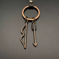 Porte-clés antique en cuivre avec sceau de cire, breloque arc et flèche, sangle en cuir et détails gaufrés pour souvenirs médiévaux et cadeaux à thème