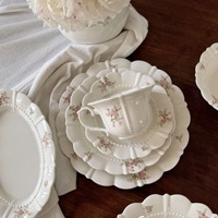 Ensemble de tasses et d'assiettes en céramique à motifs floraux vintage européens, assiettes à glaçure en relief, vaisselle pour la décoration de table