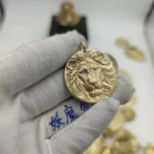 Collier avec pendentif personnalisé en plaqué or 18 ct rond et circulaire avec animal lion - Product Image 2