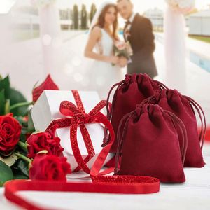 Sac cadeau miniature en velours personnalisé 3x4 pouces, pochettes d'emballage pour bijoux en tissu de velours rouge, sac cadeau avec cordon de serrage bordeaux - Product Image 5