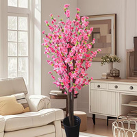 Décoration de mariage intérieure réaliste en blanc, arbres artificiels en fleurs de cerisier soyeux, arrangement floral élégant