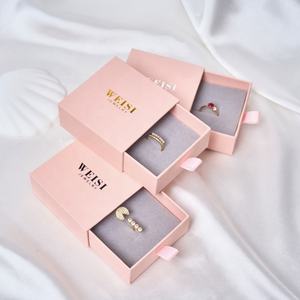 Модная подарочная коробка для ювелирных изделий из картона 7*7*<span class=keywords><strong>3</strong></span> см с тиснением, доставка за <span class=keywords><strong>3</strong></span> дня - Product Image 4