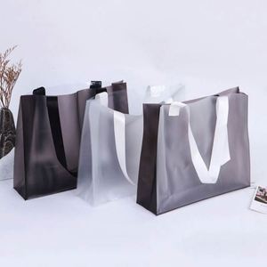 Sac de shopping translucide de haute qualité pour magasin de vêtements, sac fourre-tout transparent en PVC givré - Product Image 6