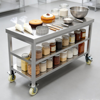 Banc de travail mobile robuste à 2 niveaux en acier inoxydable poli, table de préparation amovible avec roulettes pour hôtels, restaurants et services de traiteur