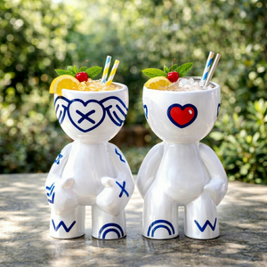 Vaso de cóctel de cerámica con diseño de personaje de dibujos animados, con hielo, limón, cereza y pajitas, diseño esmaltado en blanco. - Product Image 1