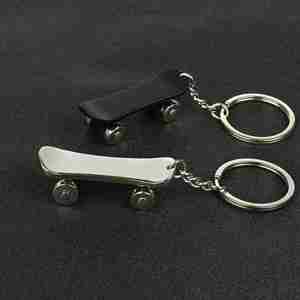 Porte-clés Mini Skateboard Mignon pour Femmes et Hommes, Porte-clés de Voiture Simulant un Scooter, Cadeau Souvenir pour les Amateurs de Skate - Product Image 4