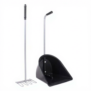 Recogedor de estiércol Mistboy para establos ecuestres con rastrillo - Product Image 1