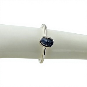 Bague minimaliste en argent sterling 925 avec saphir serti clos, unisexe, pour un usage quotidien - Product Image 1