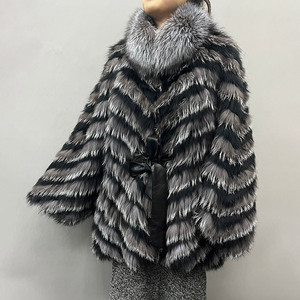 Meilleure vente Veste en fourrure de poncho moelleux à bande de renard argenté pour femmes <span class=keywords><strong>Manteau</strong></span> en fourrure de renard véritable avec <span class=keywords><strong>ceinture</strong></span> - Product Image 2