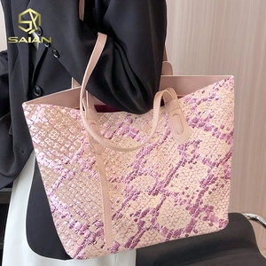 Rollos de <span class=keywords><strong>vinilo</strong></span> de cuero de PVC <span class=keywords><strong>dorado</strong></span> de Color Glory de 0,8 MM Diseño de textura de piel de serpiente metálica <span class=keywords><strong>para</strong></span> zapatos Bolsos Carteras-Cuero sintético - Product Image 4