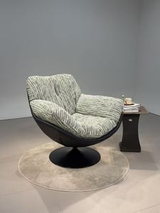 <span class=keywords><strong>Fauteuil</strong></span> <span class=keywords><strong>pivotant</strong></span> en tissu rayé avec <span class=keywords><strong>coque</strong></span> noire, accoudoirs décoratifs, coussin capitonné et base sur piétement pour hall d'hôtel - Product Image 2